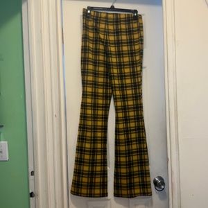 Hello lovelies. Fit and flare vintage plaid pants. The make that booty POPPPP